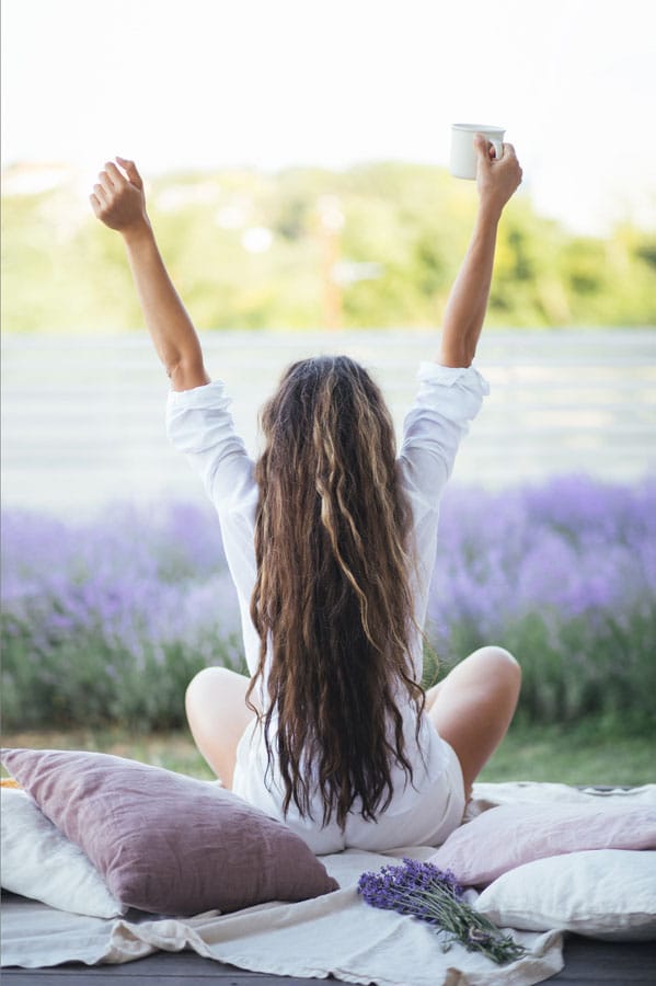 Gelukkige vrouw op veranda