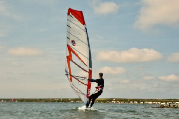 Léon aan het surfen op de golven